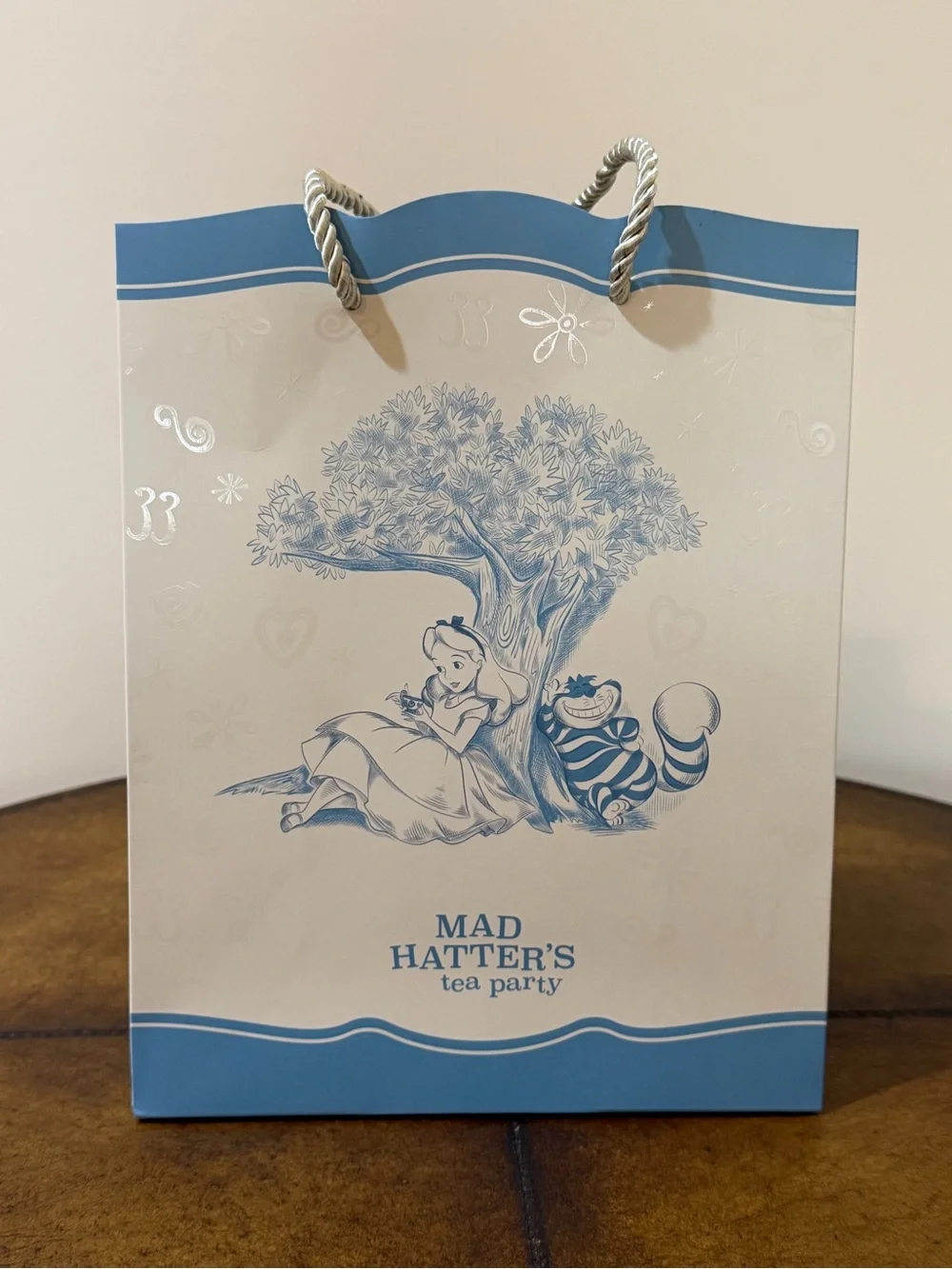 New Disneyland Club 33 Alice In Wonderland Medium Size Gift Bag & Paper Set